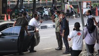Pantauan detikcom di gedung KPK, Endar tiba sekitar pukul 17.15 WIB, Rabu (5/7/2023). Endar langsung disambut sejumlah pegawai KPK saat turun dari mobil. Endar datang untuk bertemu pimpinan KPK.  