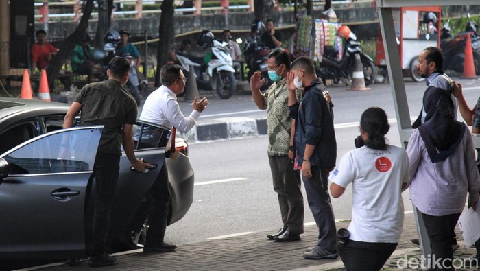 Brigjen Endar Kembali Jadi Dirlidik KPK Setelah Sempat Dipecat Firli Cs Brigjen Pol Endar Priantoro tiba di Gedung KPK, Jakarta, Rabu (5/7/2023) usai ditetapkan kembali menjadi Direktur Penyelidikan KPK. Ia disambut sejumlah pegawai KPK yang telah menunggunya.