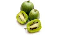 Baby kiwi ini juga unik, buah hybrid yang terdiri dari persilangan kiwi dan tomat. Bentuknya mirip sekali tomat hijau, tapi bagian dalamnya seperti daging buah kiwi. Foto: Getty Images/iStockphoto/