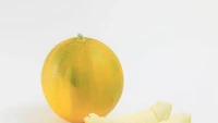 Lemon Melon adalah buah hybrid yang dibuat oleh petani asal Hokkaido, Jepang. Buah ini memiliki bentuk seperti melon, tapi rasanya lemon yang asam segar. Foto: Getty Images/iStockphoto/