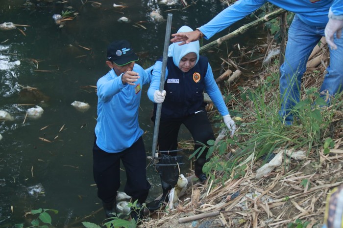 Bupati Mojokerto Ikfina Fahmawati memperingati Hari Lingkungan Hidup dengan melakukan aksi bersih-bersih sungai dan menanam pohon.