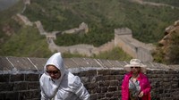 Meski cuaca panas, wisatawan tetap menyusuri wisata yang sangat populer di China tersebut.