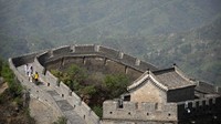Foto udara memperlihatkan keindahan sekitar di Tembok China, Rabu (5/7/2023).