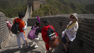 Cuaca Panas Tak Menghalangi Wisatawan Berkunjung ke Tembok China