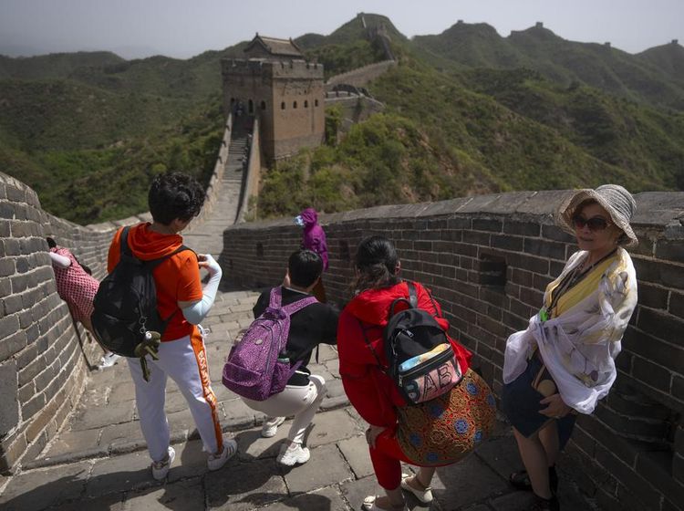 Cuaca Panas Tak Menghalangi Wisatawan Berkunjung ke Tembok China