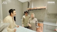 Tak kalah menarik perhatian ada oven yang ditata di dalam rak yang masuk, sehingga terlihat infinity dan simpel. Foto: YouTube AH/Rans Entertainment