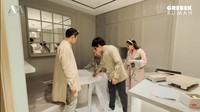 Raffi Ahmad mengatakan bahwa rumah barunya ini didesain dengan ide dari Nagita Slavina, termasuk pada bagian dapurnya yang dilapisi marmer. Foto: YouTube AH/Rans Entertainment