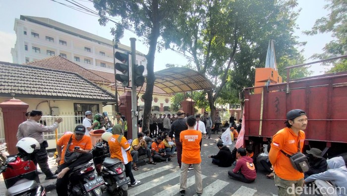 Demo buruh di depan PN Surabaya
