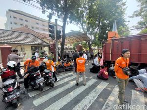 Pengguna Jalan Keluhkan Unjuk Rasa Buruh Blokade Jalan Arjuno Surabaya