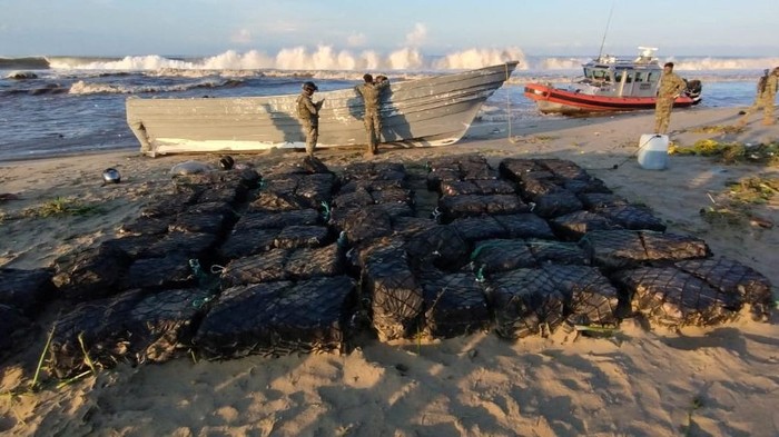 Members of the Mexican Navy stand next to packages following a coastal operation on three smaller vessels this week, in which 84 packages with an estimated weight of more than 2.4 tonnes (2,400 kilograms) of suspected cocaine were seized, according to the Navy's statement, near Acapulco, Mexico in this handout photo released and distributed on July 4, 2023 by Mexico's Presidency/Handout via REUTERS ATTENTION EDITORS - THIS IMAGE WAS PROVIDED BY A THIRD PARTY. NO RESALES. NO ARCHIVES. MANDATORY CREDIT.