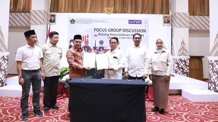 Dirjen Bimas Islam Kamaruddin Amin dan Ketua LTM PBNU Mansyur Syaeroji usai menandatangani MOU dalam membuat naskah khotbah sholat Jumat.
