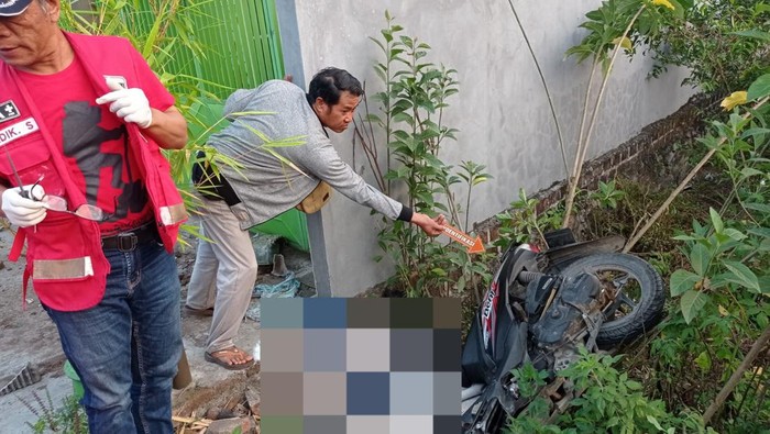 Emak-emak tewas usai motornya oleng masuk parit