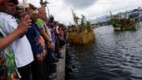 Menteri Pariwisata dan Ekonomi Kreatif Sandiaga Salahuddin Uno (tengah) menyaksikan kegiatan Festival Danau Sentani (FDS) ke-13 di Pantai Khalkote, Distrik Sentani Timur, Kabupaten Jayapura, Papua, Rabu (5/7/2023).  