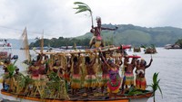 Sejumlah penari menampilkan tari Isosolo dalam Festival Danau Sentani ke-13 di Pantai Khalkote, Kabupaten Jayapura, Papua, Rabu (5/7/2023).  