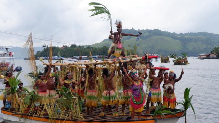 Festival Danau Sentani Papua Sejumlah penari bersiap menampilkan tari Isosolo dalam Festival Danau Sentani ke-13 di Pantai Khalkote, Kabupaten Jayapura, Papua, Rabu (5/7/2023). Sebanyak 250 penari dari 10 kampung di danau Sentani tersebut membawakan tarian Isosolo di atas perahu saat pembukaan Festival Danau Sentani (FDS) ke-13 yang berlangsung hingga 7 Juli. ANTARA FOTO/Sakti Karuru/aww.