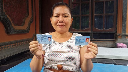 Ni Made Putriani dengan KTP lamanya dengan NIK yang invalid dan KTP barunya yang kini sudah tidak lagi berakhiran dengan angka nol empat kali, Rabu (5/7/2023).