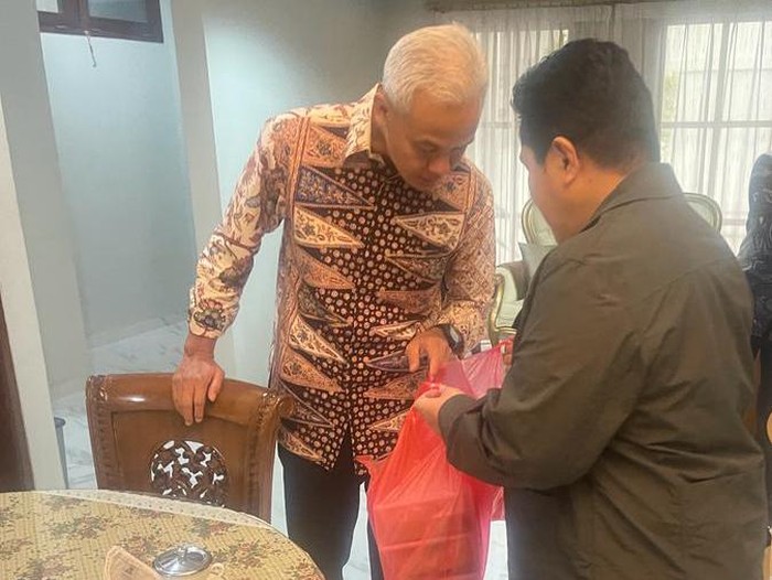 Menteri BUMN Erick Thohir bertemu dengan Gubernur Jawa Tengah sekaligus bacapres PDIP Ganjar Pranowo sepulang melaksanakan ibadah haji. Erick disebut menyambangi Ganjar di kantor Perwakilan Jawa Tengah (Jateng).