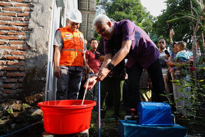Ganjar Pranowo meninjau bantuan pembangunan Sistem Penyediaan Air Bersih (SPAM) di Desa Gendoang, Kecamatan Moga, Kabupaten Pemalang, Jateng.