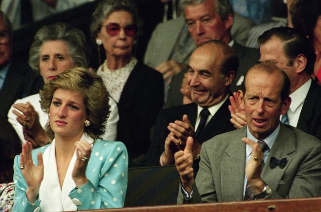 Putri Diana ternyata pernah memakai blazer dengan kombinasi warna yang sama saat menyaksikan langsung Wimbledon 1989. Namun, blazer versi Diana dihiasi motif polkadot. (Foto: AP Photo)