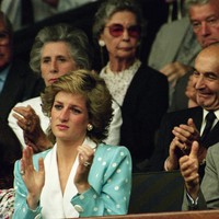 Putri Diana ternyata pernah memakai blazer dengan kombinasi warna yang sama saat menyaksikan langsung Wimbledon 1989. Namun, blazer versi Diana dihiasi motif polkadot. (Foto: AP Photo)