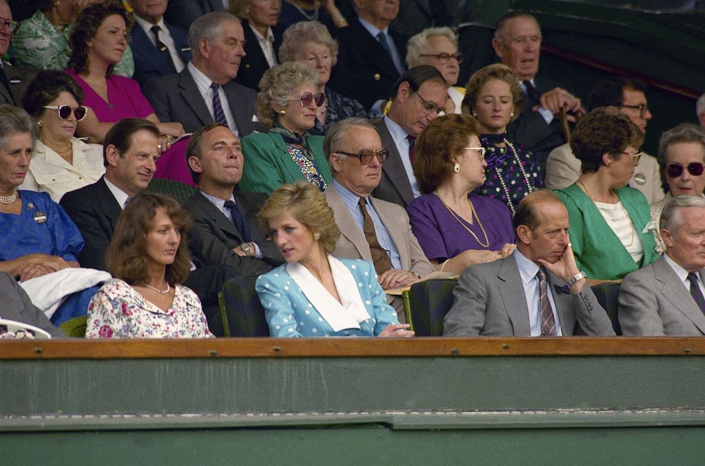 Gaya Putri Diana di Wimbledon 1989 Princess Diana, Princess of Wales applauds Boris Becker, at the end of the Mens Singles semi-final on the Centre Court at Wimbledon, England on Saturday, July 8, 1989. The Princess, apparently an Ivan Lendl fan, applauded enthusiastically when he scored, and less so when Becker scored. (AP Photo)