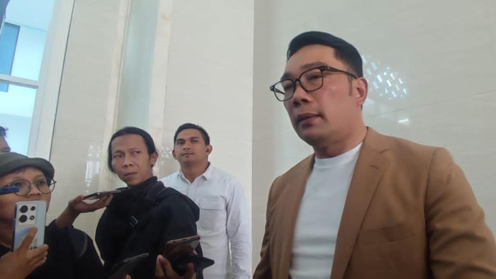 Gubernur Jawa Barat Ridwan Kamil setelah mengisi forum transisi energi di UGM, Rabu (5/7/2023).