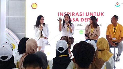 Happy Salma ikut meriahkan event Shell Eco-marathon di Sirkuit Mandalika, Rabu (5/7/2023). Foto: Ahmad Viqi/detikBali.
