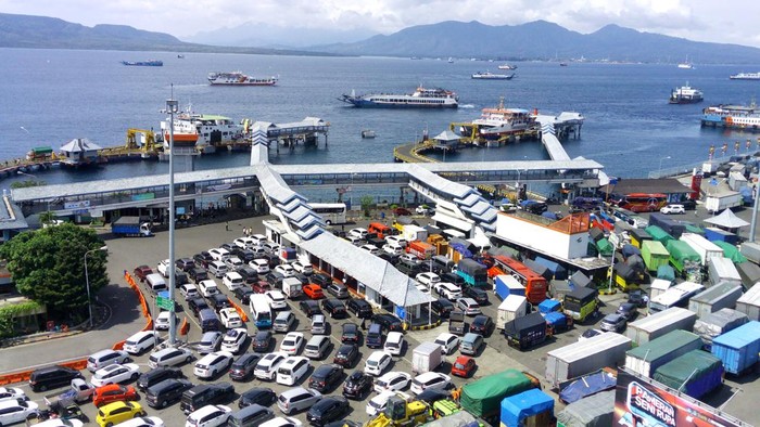Foto udara antrean kendaraan roda empat di kantong parkir Pelabuhan Ketapang, Banyuwangi, Jawa Timur, Rabu (5/7/2023). Meskipun kapal yang melayani penyeberangan Ketapang-Gilimanuk sudah ditambah dari 27 menjadi 33 kapal dan waktu bongkar muat dipangkas dari 13 menit menjadi 10 menit, namun kepadatan belum dapat terurai karena meningkatnya volume kendaraan sejak empat hari terakhir. ANTARA FOTO/Budi Candra Setya/foc.