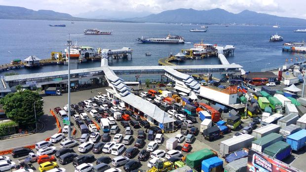 Foto udara antrean kendaraan roda empat di kantong parkir Pelabuhan Ketapang, Banyuwangi, Jawa Timur, Rabu (5/7/2023). Meskipun kapal yang melayani penyeberangan Ketapang-Gilimanuk sudah ditambah dari 27 menjadi 33 kapal dan waktu bongkar muat dipangkas dari 13 menit menjadi 10 menit, namun kepadatan belum dapat terurai karena meningkatnya volume kendaraan sejak empat hari terakhir. ANTARA FOTO/Budi Candra Setya/foc.