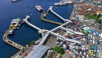Foto udara antrean kendaraan roda empat di kantong parkir Pelabuhan Ketapang, Banyuwangi, Jawa Timur, Rabu (5/7/2023).
