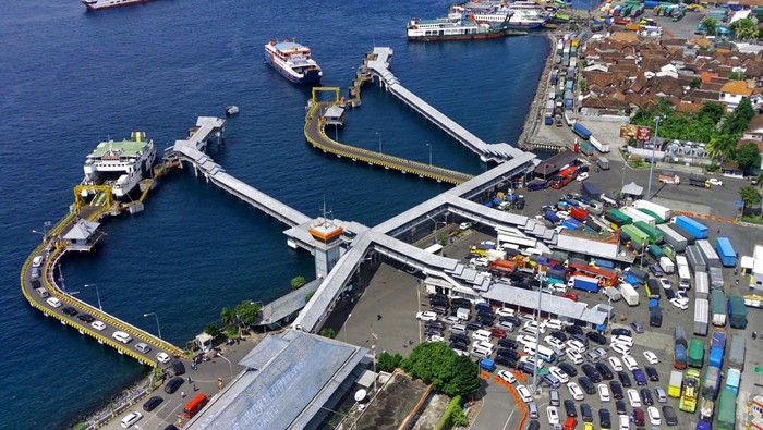 Hari keempat kepadatan kendaraan di Pelabuhan Ketapang Foto udara antrean kendaraan roda empat di kantong parkir Pelabuhan Ketapang, Banyuwangi, Jawa Timur, Rabu (5/7/2023). Meskipun kapal yang melayani penyeberangan Ketapang-Gilimanuk sudah ditambah dari 27 menjadi 33 kapal dan waktu bongkar muat dipangkas dari 13 menit menjadi 10 menit, namun kepadatan belum dapat terurai karena meningkatnya volume kendaraan sejak empat hari terakhir. ANTARA FOTO/Budi Candra Setya/foc.