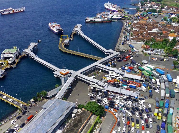 Volume Kendaraan di Pelabuhan Ketapang Kian Padat
