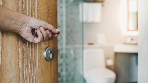 Ilustrasi Masuk Kamar Mandi