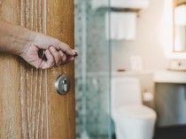 Unair Masih Koordinasi Terkait Alumni yang Rekam Perempuan di Toilet