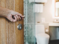 Pakar Perceraian Ungkap Alasan Suami Sering Lama di Toilet, Picu Perdebatan