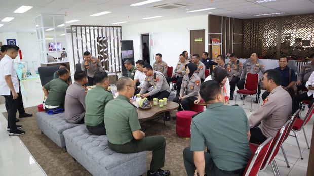 Jajaran TNI menyampaikan ucapan selamat Hari Bhayangkara ke-77 kepada jajaran Polresta Bandara Soekarno-Hatta.