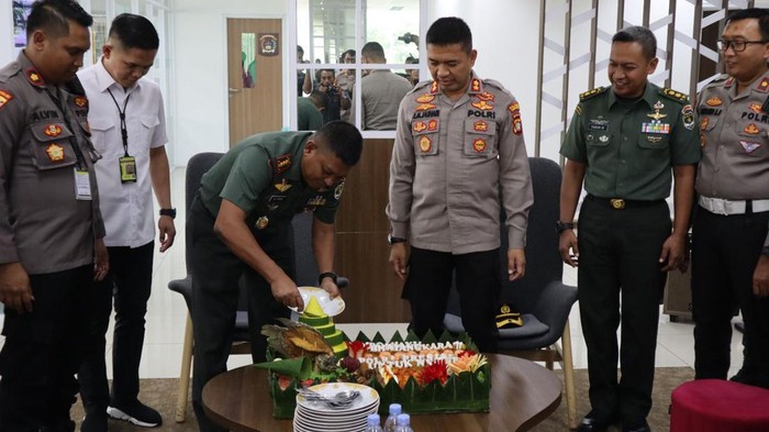 Jajaran TNI menyampaikan ucapan selamat Hari Bhayangkara ke-77 kepada jajaran Polresta Bandara Soekarno-Hatta.