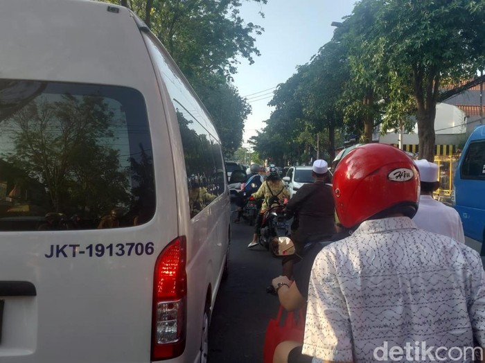 Seorang pengendara, Dian, melaporkan kemacetan di Jalan Panglima Sudirman Gresik arah Jalan Pahlawan atau alun-alun. Sebab banyak kendaraan yang parkir di bahu jalan.