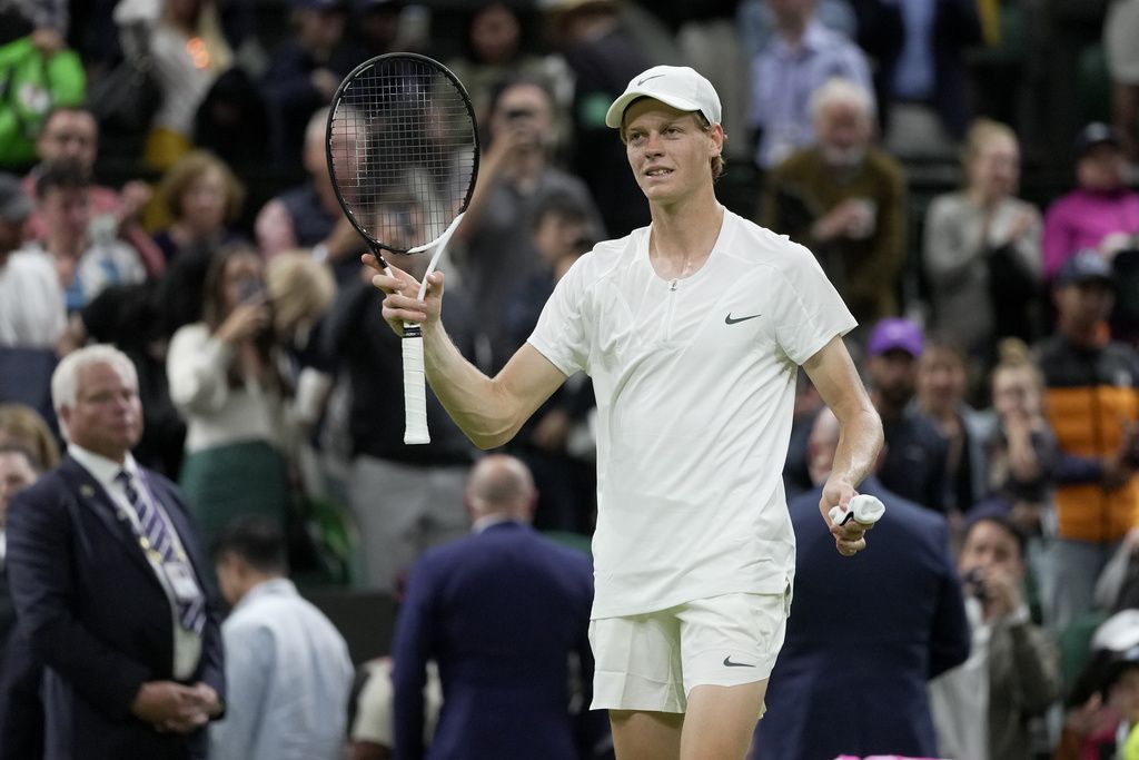 Jannik Sinner di Wimbledon 2023 Italy's Jannik Sinner celebrates after beating Argentina's Juan Manuel Cerundolo in a first round men's singles match on day one of the Wimbledon tennis championships in London, Monday, July 3, 2023. (AP Photo/Kin Cheung)