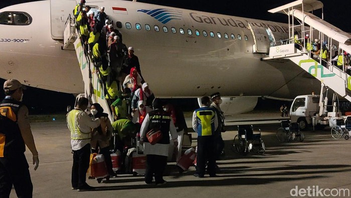 Jemaah Haji Kloter 1 tiba di Bandara Adi Soemarmo Boyolali, Rabu (5/7/2023).