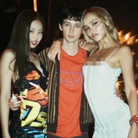 Dalam episode pertama The Idol, Jennie BLACKPINK berpesta di sebuah kelab malam bersama Lily-Rose Depp dan Troye Sivan memakai dress keluaran Dsquared2. Foto: dok. Instagram @theidol