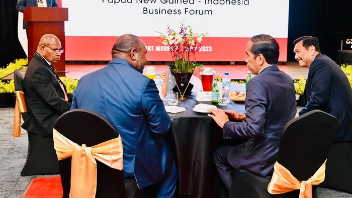 Jokowi saat makan siang di APEC Haus.