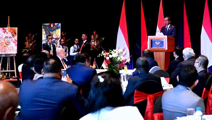 Jokowi saat makan siang di APEC Haus.