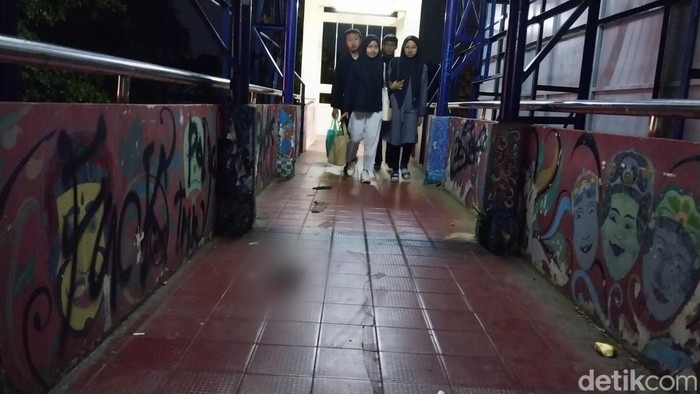 JPO alun alun merdeka kota malang tercemari kotoran manusia