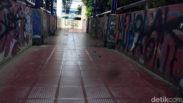 JPO alun alun merdeka kota malang tercemari kotoran manusia