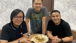 Momen Judika Makan Bareng Istri hingga Rekan Artis