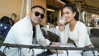 Tak hanya momen kulineran di restoran saja, ada juga keseruan Judika dan Duma Riris saat nongkrong di kafe dan menikmati kopi bersama, seperti pada momen ini. Foto: Instagram @jud1ka
