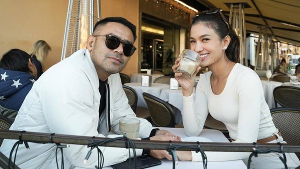 Momen Judika Makan Bareng Istri hingga Rekan Artis