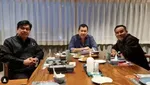 Momen Judika Makan Bareng Istri hingga Rekan Artis