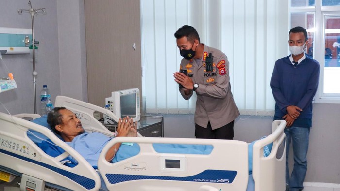 Kapolresta Tangerang Kombes Sigit Dany Setiyono menjenguk pasutri korban peluru nyasar di rumah sakit.